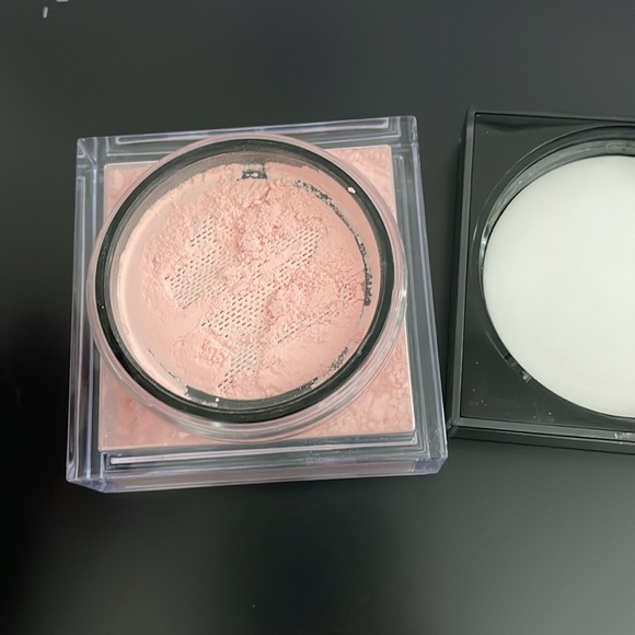 Huda Beauty Easy Bake Loose Powder Cherry Blossom - Picture 4 of 4